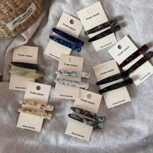 Barrettes vintage en acétate écaille de tortue avec motifs marbrés sur carte