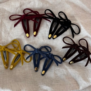 Set of 10 vintage velvet bow hair clips for girls in five classic colors on linen background