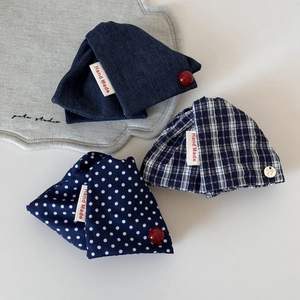 Detail von drei handgefertigten Haarklammern aus Stoff in Jeans-, Punkt- und Karomuster