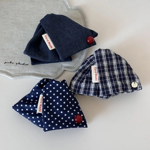 Detail handgefertigter Haarspangen aus Stoff mit Denim, Punkten und Karomustern