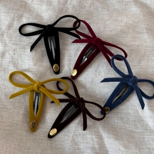 Set of five velvet bow hair clips in vintage colors with gold metal smile labels
