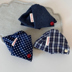 Detail von drei handgefertigten Haustier-Halstüchern mit Denim-, Punkt- und Karomuster
