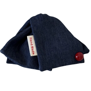Haarklammer aus blauem Denim-Stoff mit rotem Knopf und gewebtem Hand-Made-Etikett