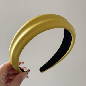 Detail of lemon yellow PU leather headband with thick sponge and non-slip lining