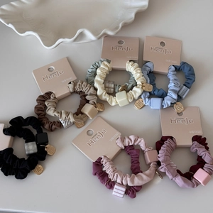 Lot de chouchous élastiques avec perles géométriques et pendentifs dorés variés