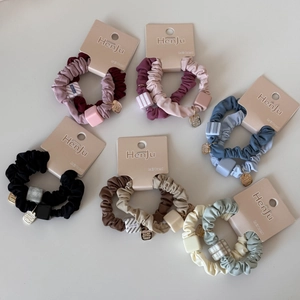 Lot d'élastiques à cheveux Morandi avec perles carrées et breloques dorées en boîte