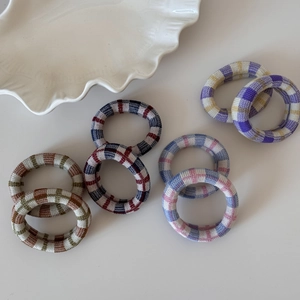 Détail d'élastiques à cheveux tricotés sans couture avec des motifs à carreaux colorés