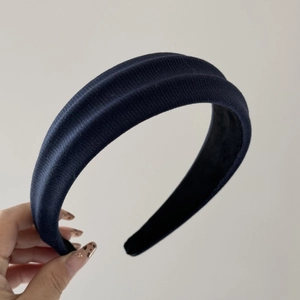 Detail of dark blue ribbed fabric headband with thick padded texture and anti-slip lining