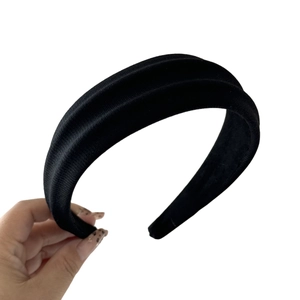 Minimalist black padded headband with knitted texture and wide elegant design