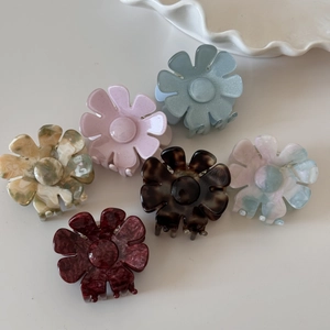 Lot de six pinces à cheveux fleur en acétate aux couleurs marbrées variées