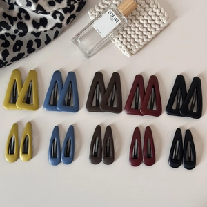 Ensemble de barrettes géométriques en similicuir mat aux couleurs rétro variées