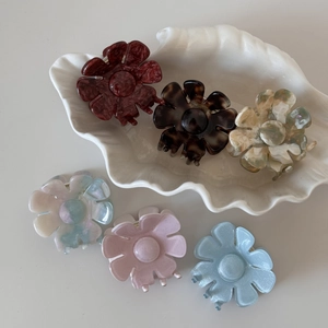 Lot de six pinces à cheveux fleurs en acétate aux couleurs marbrées et pailletées