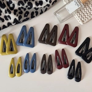 Vue à plat de barrettes en cuir de diverses couleurs comme le moutarde et bleu