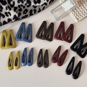 Détails de barrettes à cheveux en cuir mat de formes triangulaires et de goutte d'eau