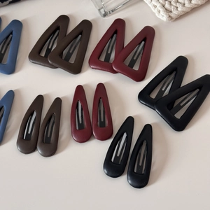 Détails des pinces à cheveux géométriques en similicuir coloré et forme de triangle