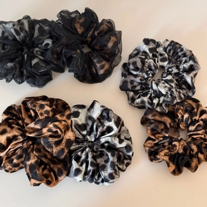 Set of 6 leopard print hair scrunchies in satin and organza fabric for women