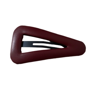 Barrette à cheveux triangulaire en cuir rouge foncé minimaliste avec finition texturée