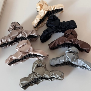 Französisches Satin-Haarklammer-Set mit eleganten Falten in verschiedenen Farbtönen