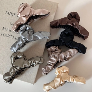 Französische Satin Haarklammern in neutralen Farben auf einem hochwertigem Stoffuntergrund