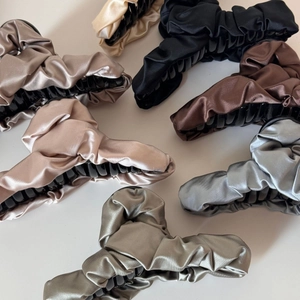 Elegante Haarklammern aus satiniertem Plissee in verschiedenen Farben für dickes Haar