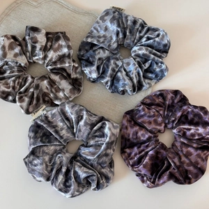 Lot de quatre chouchous en velours à motif léopard en marron, bleu, gris et violet