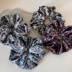 Lot de 4 chouchous en velours imprimé léopard en bleu, gris, marron et violet