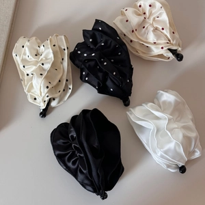 Detailset großer Satin-Bananenspangen mit Falten, Punkten und einfarbigen Designs