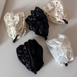 Detail-Set aus 5 Satin-Bananenspangen in Unifarben und mit Polka-Dot-Mustern
