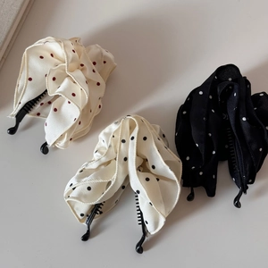 Detailansicht von drei Satin-Haarklammern mit Polka-Dots und Rüschenkante für Damen