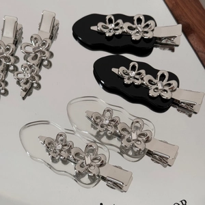 Set mit 4 stylischen silbernen Blumen-Haarclips mit Kristallen und Entenschnabel