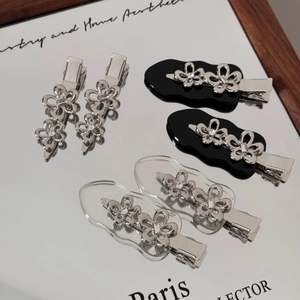 Sechser-Set silberne Metall-Blumen-Haarspangen mit Strass auf einer Spiegelfläche