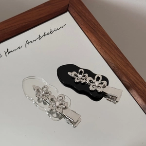 Silberne Metallblumen-Haarklammern mit Diamanten auf schwarzem und klarem Acryl