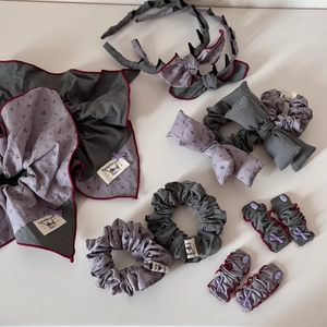Ensemble détaillé d'accessoires cheveux avec nœuds gris et mauves et détails faits main