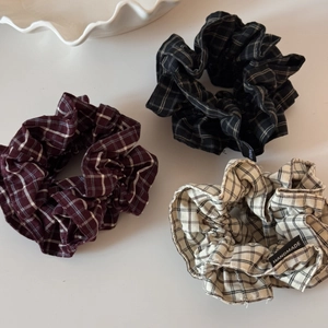 Dreiteiliges französisches Haargummi-Set mit Karomuster in Burgund, Schwarz und Beige