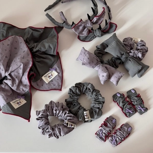 Détails d'accessoires de cheveux à fleurs gris et violets avec coutures délicates