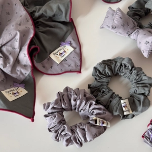 Détail du chouchou et bandana pour animaux à motif de feuilles gris et violet