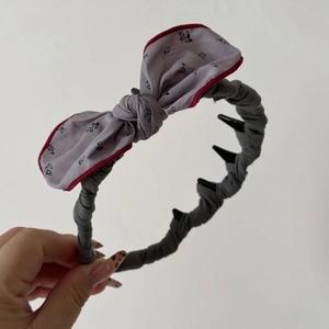 Détail du serre-tête floral avec dents antidérapantes et texture en tissu lavande