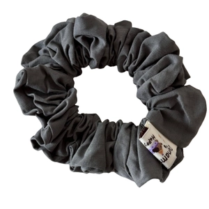 Chouchou gris foncé de style français avec étiquette décorative pour coiffures élégantes