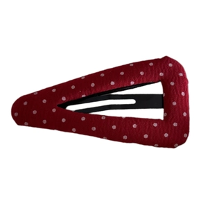 Pince à cheveux rouge à pois blancs avec un design triangulaire en tissu élégant
