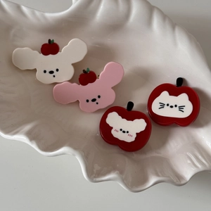 Détails de barrettes à cheveux mignonnes en forme d'ours et de pomme sur un plateau