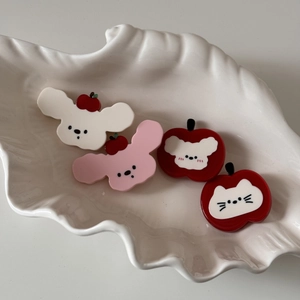 Lot de quatre pinces à cheveux chat et souris avec motifs pomme présentées dans un plateau