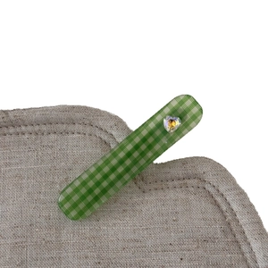 Barrette à cheveux à carreaux verts avec cristal en cœur sur tissu de lin beige