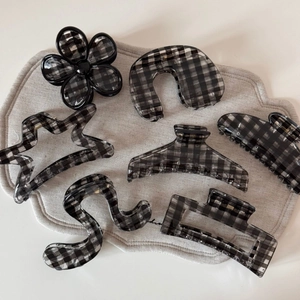 Ensemble de pinces à cheveux à motif vichy noir et blanc aux formes géométriques