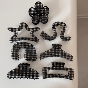 Lot de 7 pinces à cheveux élégantes à carreaux noirs et blancs aux formes géométriques