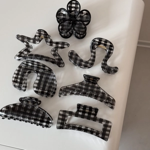 Lot de 7 pinces à cheveux à carreaux vichy noir et blanc aux formes géométriques