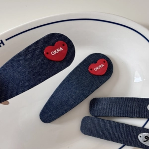 Barrette en jean bleu marine avec cœur rouge et lettrage OKRA blanc sur plateau