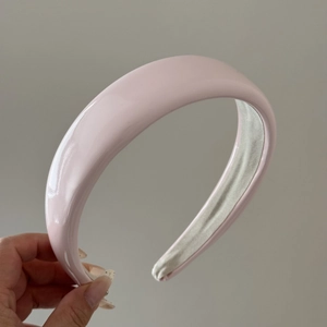Detail of pink glossy patent leather sponge headband with anti-slip velvet lining