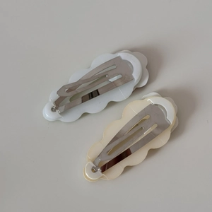 Detail showing the sturdy silver metal BB clip structure and wavy acrylic floral backing