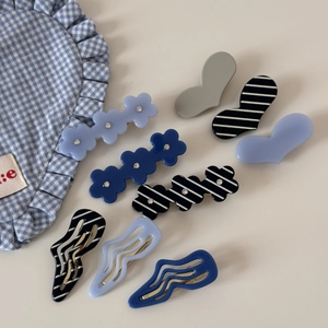 Barrettes à cheveux en acétate avec motifs fleurs et cœurs en bleu, gris et rayé