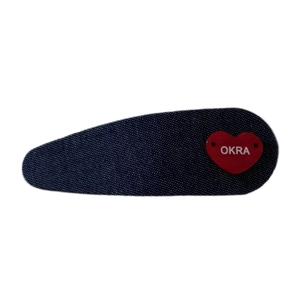 Barrette BB en denim bleu marine avec cœur rouge et lettrage OKRA blanc pour femme